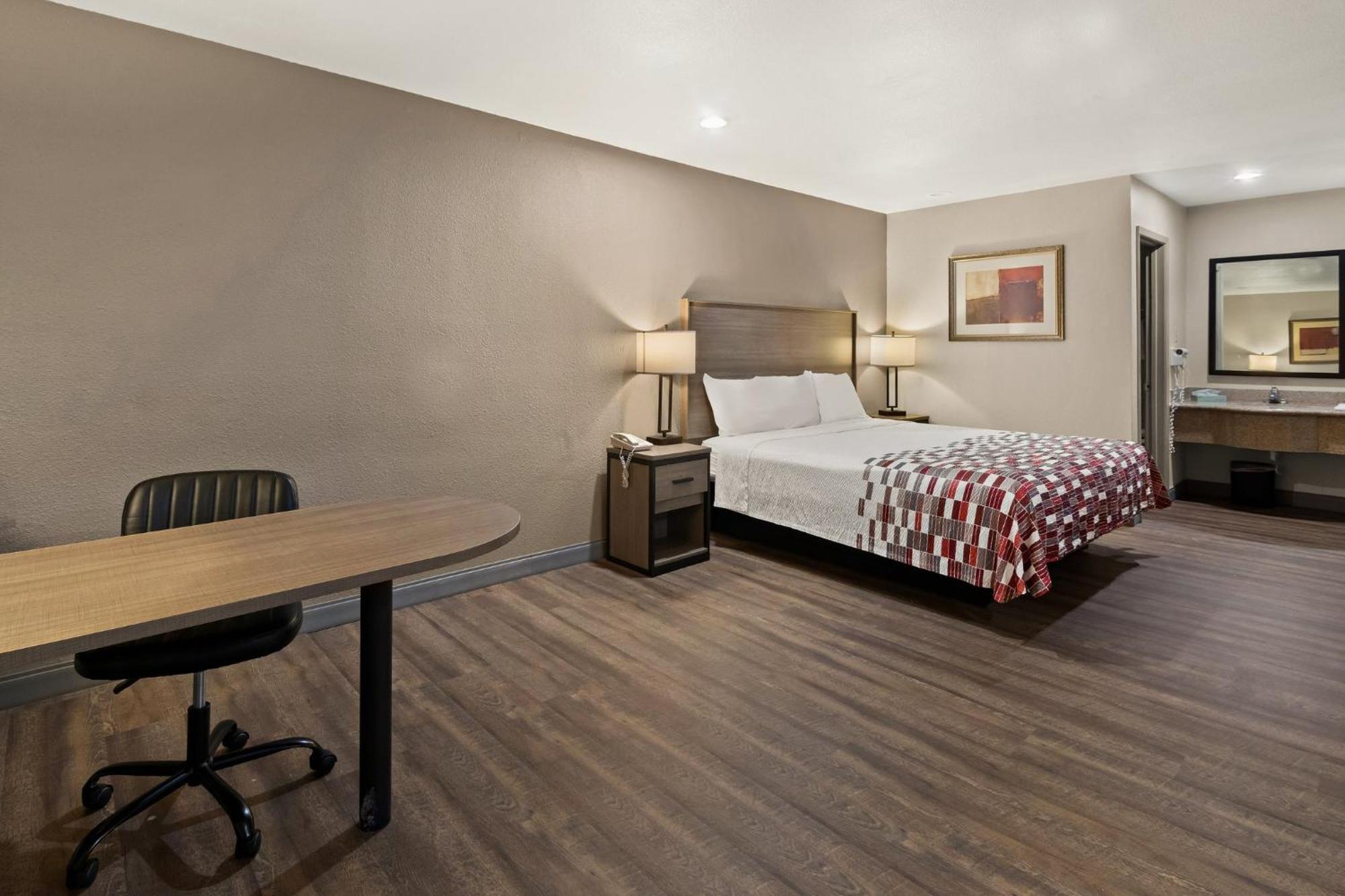 Red Roof Inn & Suites Irving - Dfw Airport South Dış mekan fotoğraf