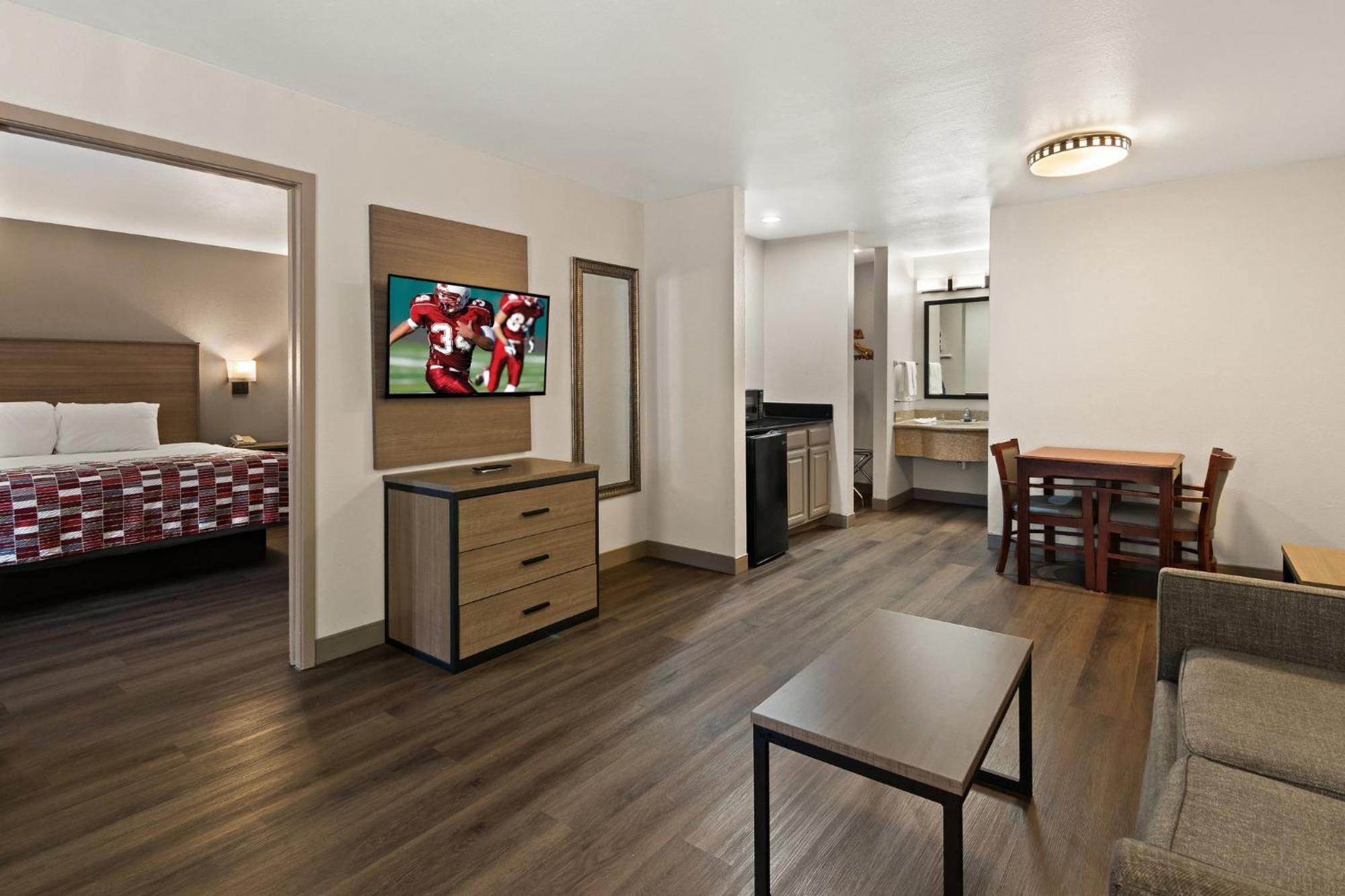 Red Roof Inn & Suites Irving - Dfw Airport South Dış mekan fotoğraf