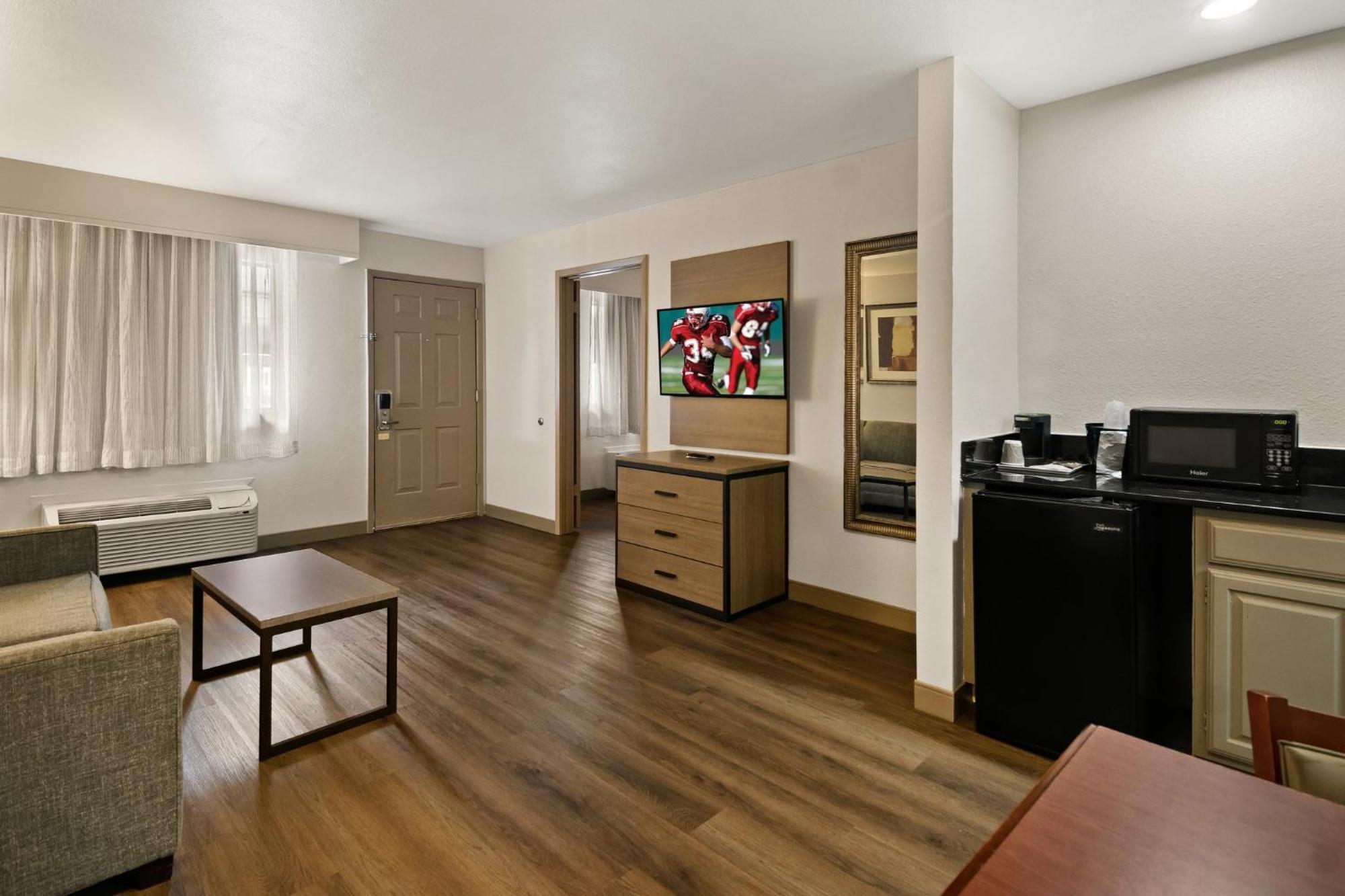 Red Roof Inn & Suites Irving - Dfw Airport South Dış mekan fotoğraf