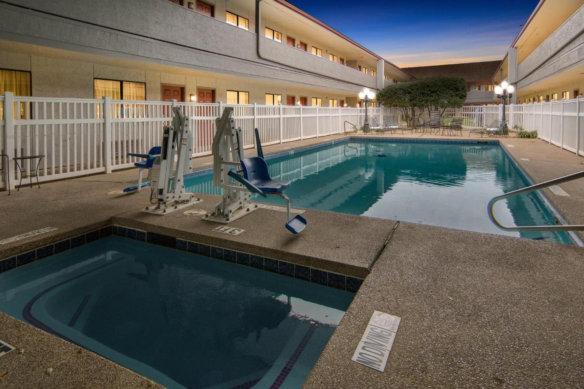 Red Roof Inn & Suites Irving - Dfw Airport South Dış mekan fotoğraf