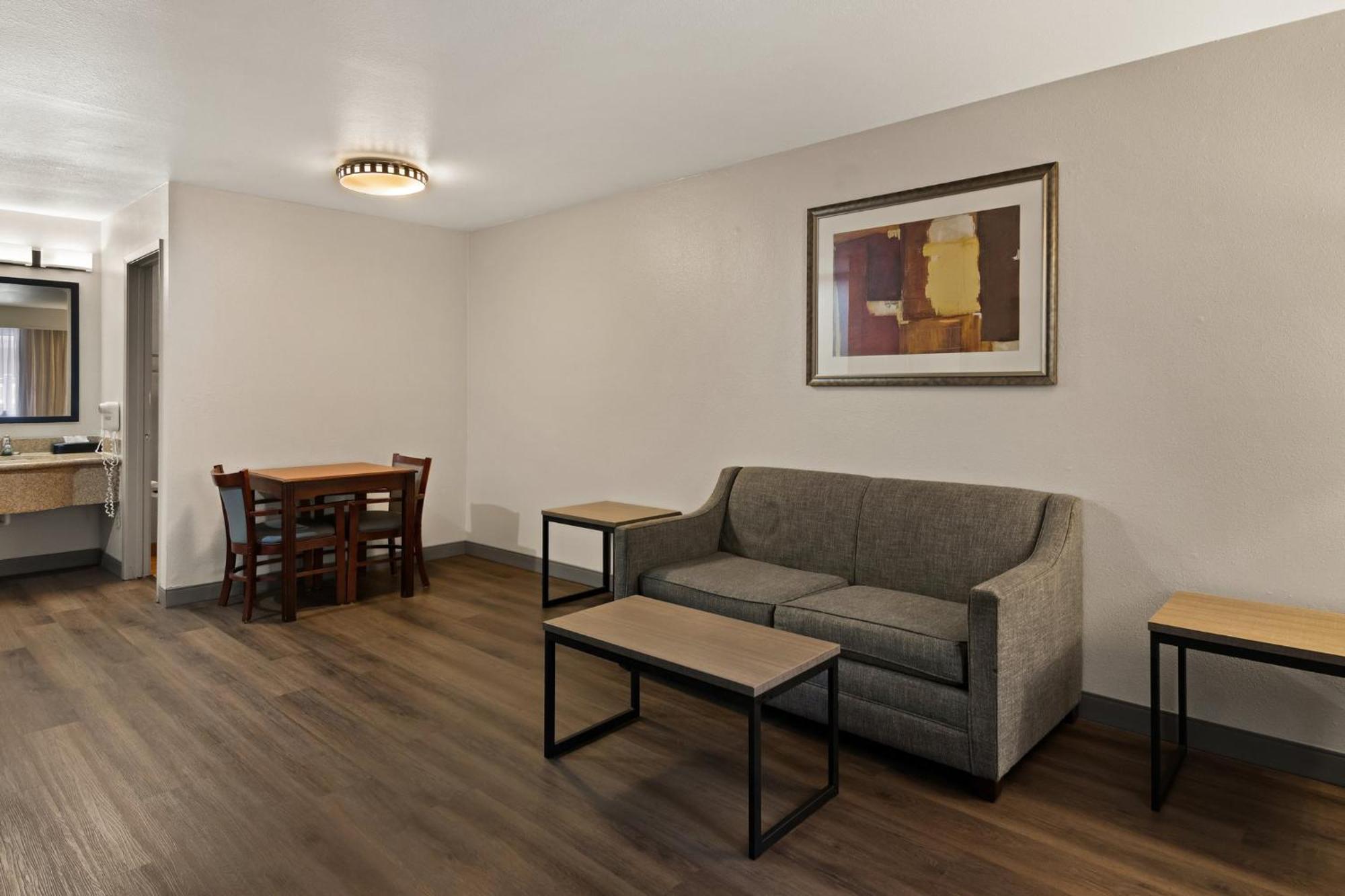 Red Roof Inn & Suites Irving - Dfw Airport South Dış mekan fotoğraf