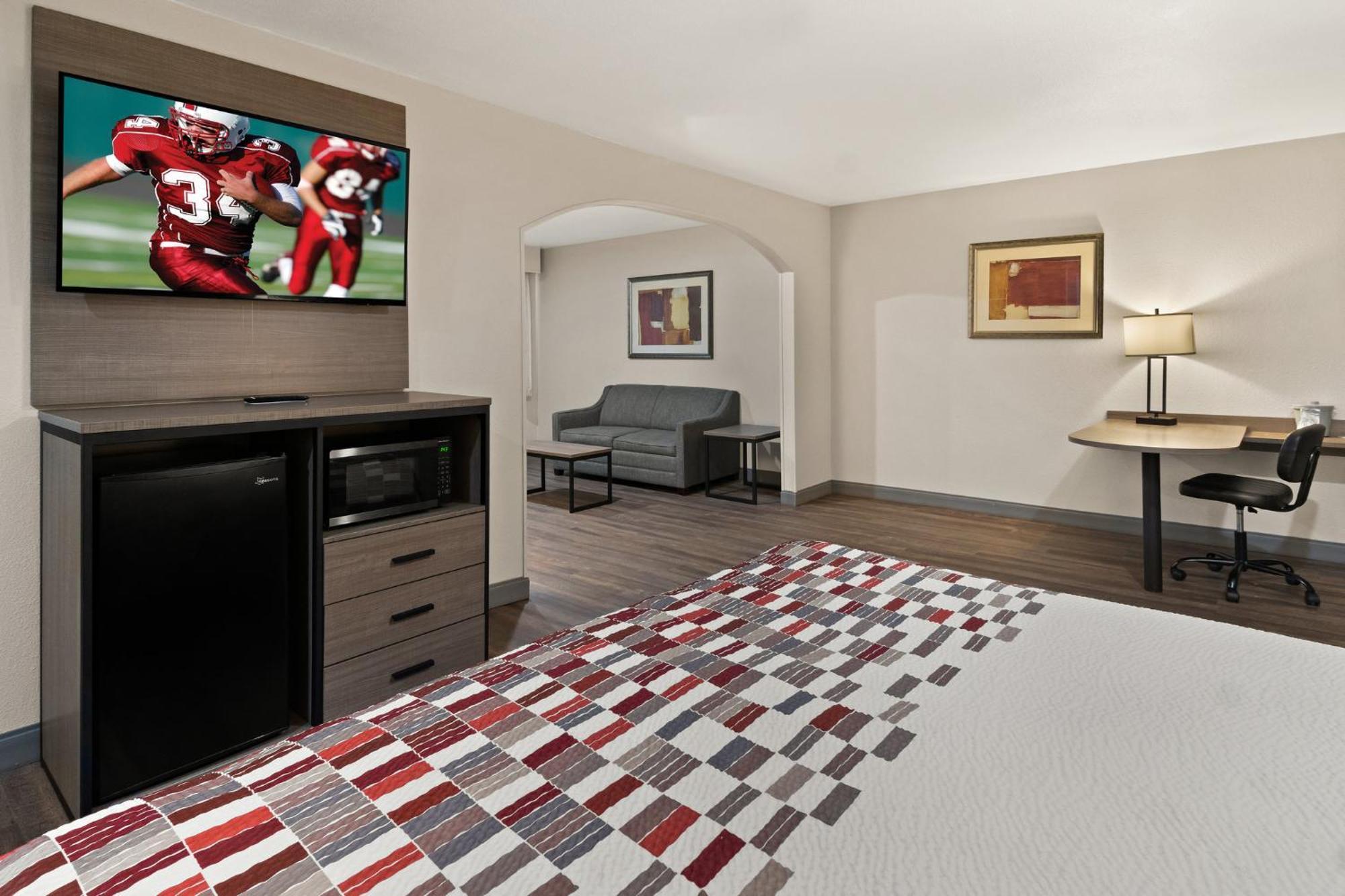 Red Roof Inn & Suites Irving - Dfw Airport South Dış mekan fotoğraf