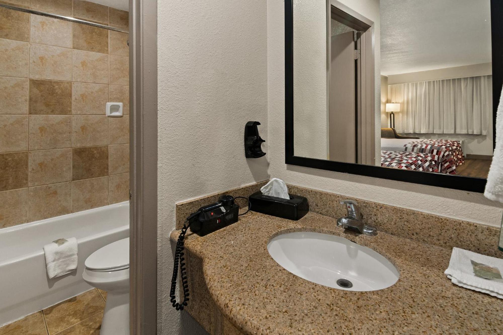 Red Roof Inn & Suites Irving - Dfw Airport South Dış mekan fotoğraf