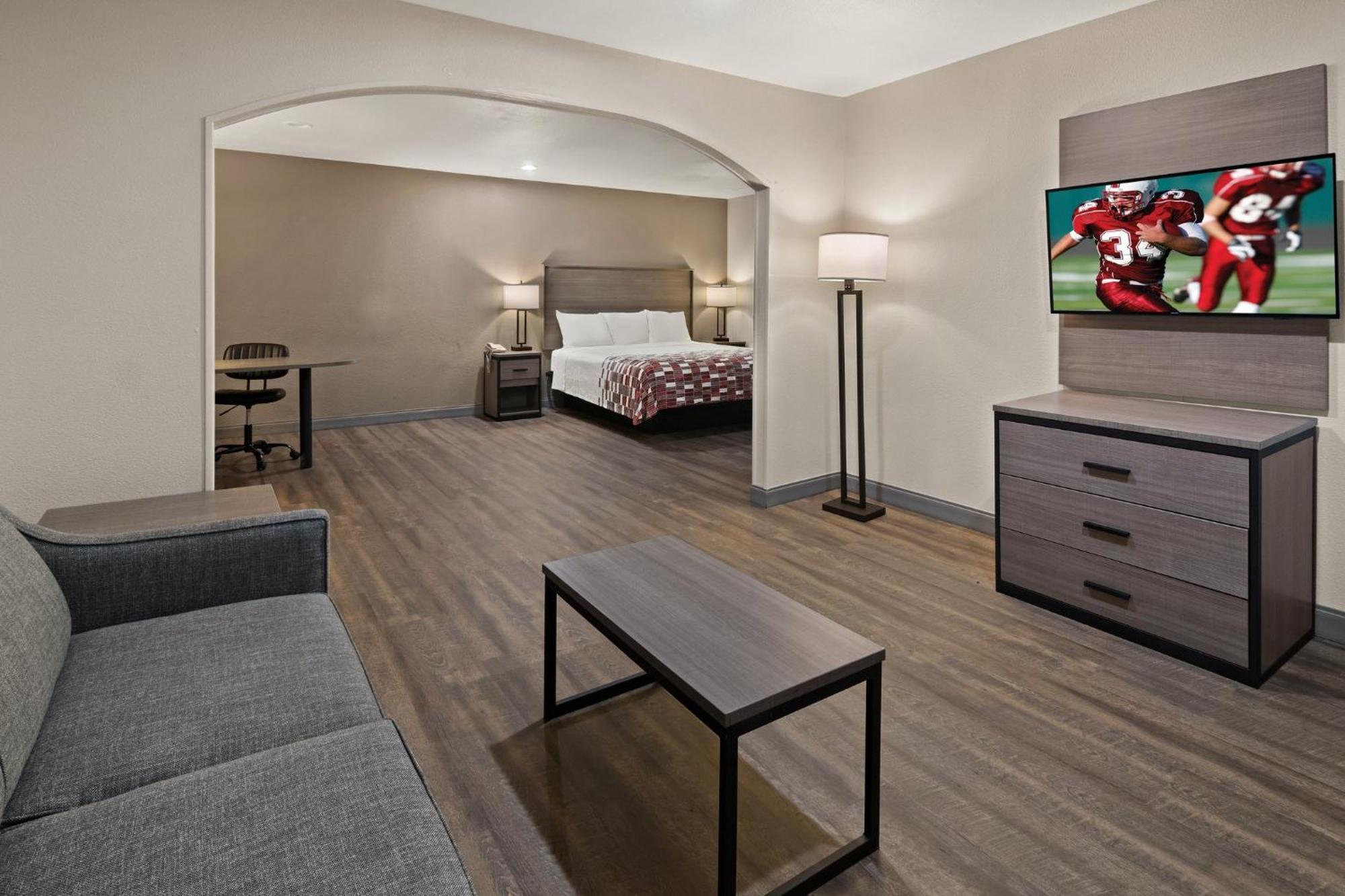 Red Roof Inn & Suites Irving - Dfw Airport South Dış mekan fotoğraf