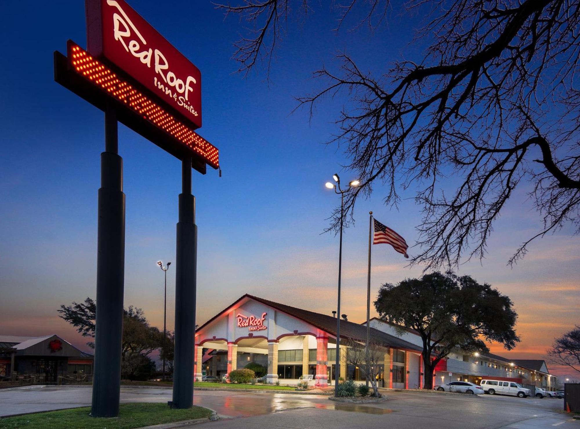 Red Roof Inn & Suites Irving - Dfw Airport South Dış mekan fotoğraf