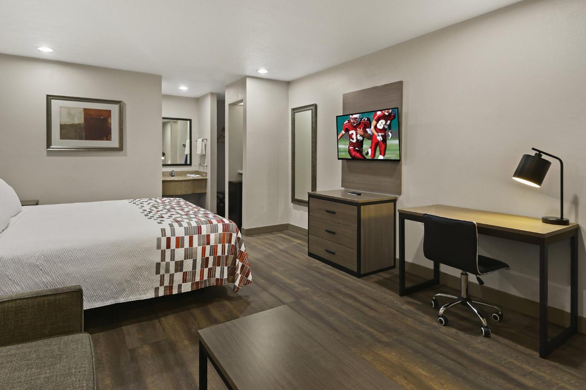 Red Roof Inn & Suites Irving - Dfw Airport South Dış mekan fotoğraf
