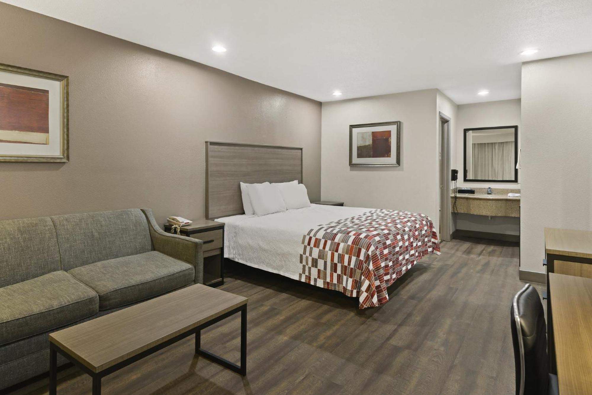 Red Roof Inn & Suites Irving - Dfw Airport South Dış mekan fotoğraf