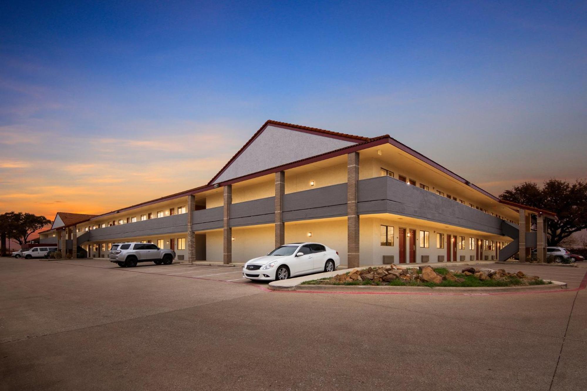 Red Roof Inn & Suites Irving - Dfw Airport South Dış mekan fotoğraf