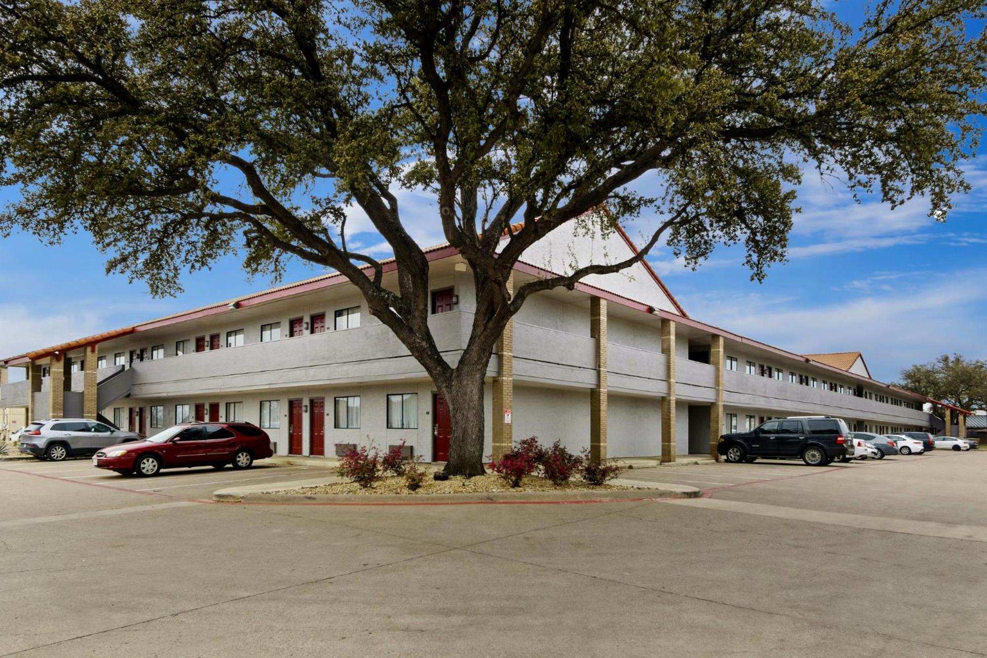 Red Roof Inn & Suites Irving - Dfw Airport South Dış mekan fotoğraf