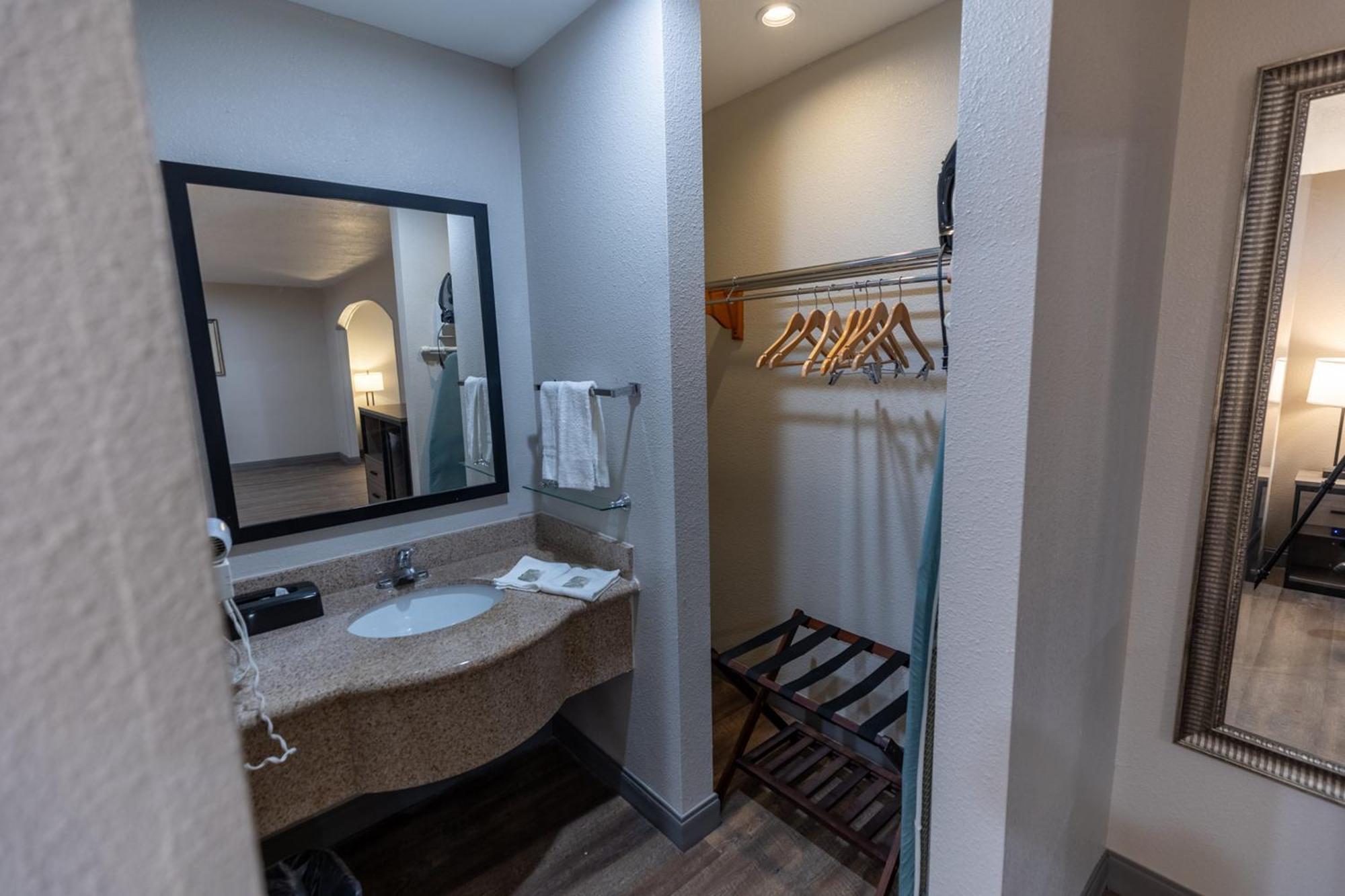 Red Roof Inn & Suites Irving - Dfw Airport South Dış mekan fotoğraf