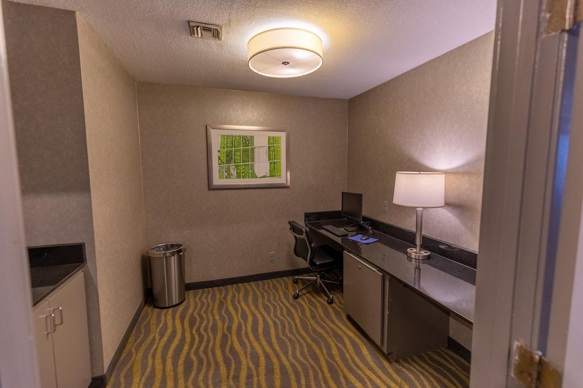 Red Roof Inn & Suites Irving - Dfw Airport South Dış mekan fotoğraf